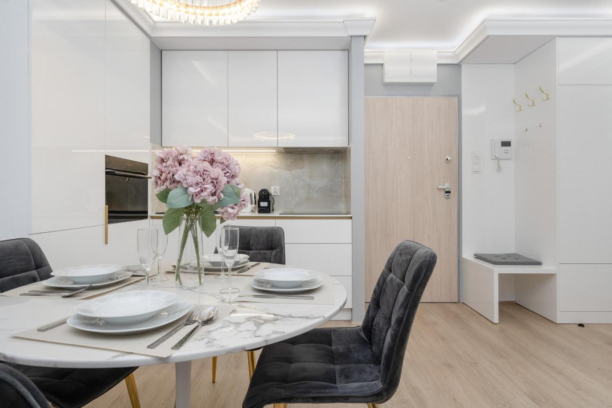 Elegant Apartment With Balcony By The Oder River In Wroclaw By Renters Prestige المظهر الخارجي الصورة